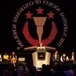 Full Sail的全国大学学者协会分会成员在NSCS仪式的舞台上.